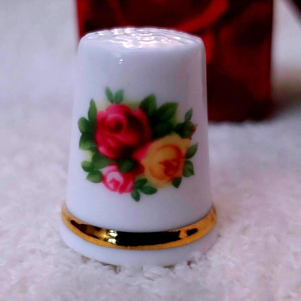 Royal Albert Old Country Roses Thimble England in BOX Thimble Collectors Club